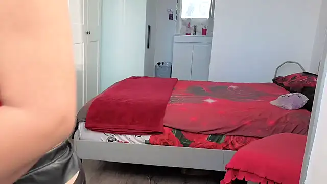 HotSpicyGujju online show from November 28, 2025, 8:47 am