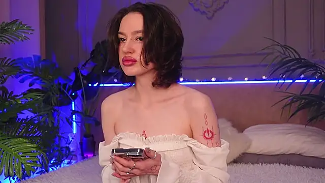 Devilinee online show from December 18, 2025, 7:46 am