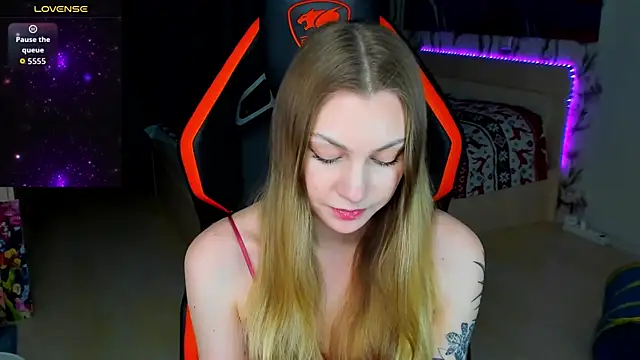 BiMolly online show from May 4, 2026, 11:18 pm