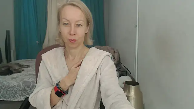 LuxuryNika online show from November 7, 2025, 10:42 am