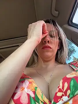 Gatitacarlita online show from May 1, 2026, 7:41 pm