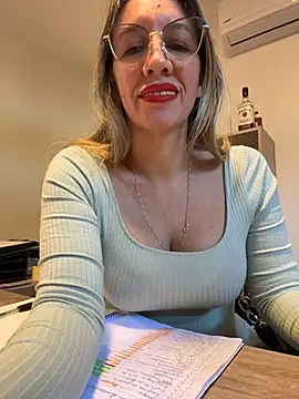 Snapshot of Gatitacarlita chatting on June 26, 2026, 12:00 pm Gatitacarlita online show from June 26, 2026, 12:00 pm