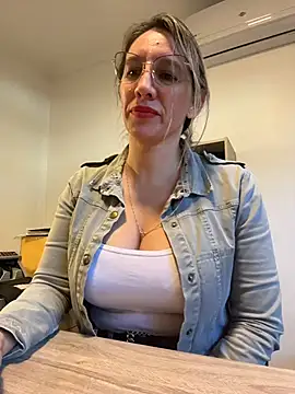 Snapshot of Gatitacarlita chatting on June 3, 2026, 11:55 am Gatitacarlita online show from June 3, 2026, 11:55 am