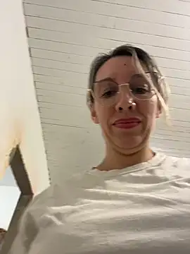 Gatitacarlita online show from May 19, 2026, 5:31 pm