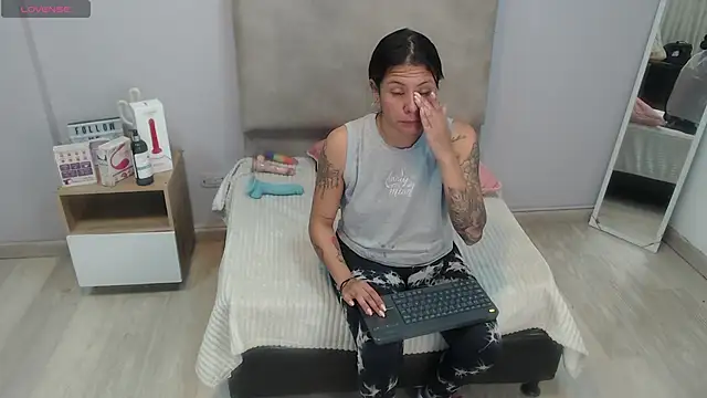 Snapshot of valevicious chatting on November 22, 2025, 1:32 pm valevicious online show from November 22, 2025, 1:32 pm