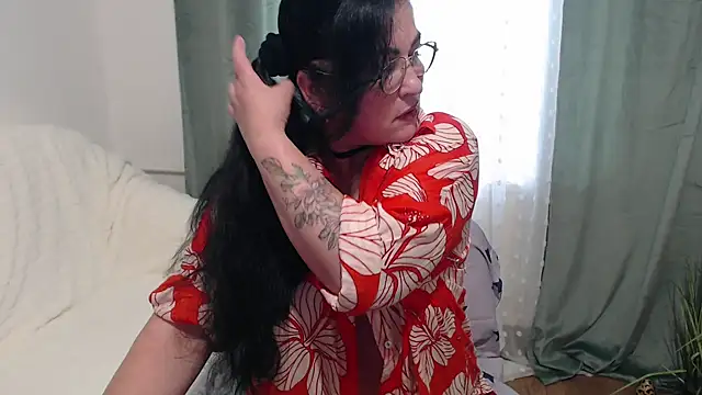 Snapshot of JullieMilf chatting on October 12, 2025, 8:16 am JullieMilf online show from October 12, 2025, 8:16 am