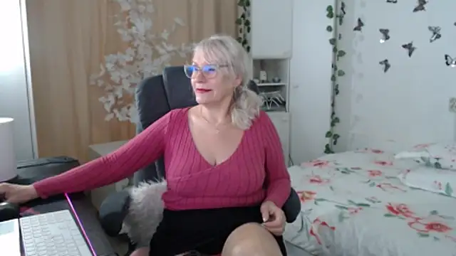 Ghertrude52 online show from May 10, 2026, 4:27 am