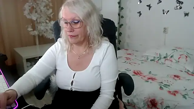 Ghertrude52 online show from May 17, 2026, 4:12 am