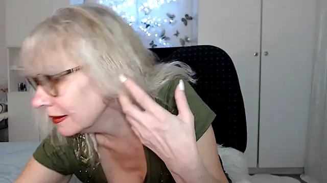 Ghertrude52 online show from February 17, 2025, 5:04 am