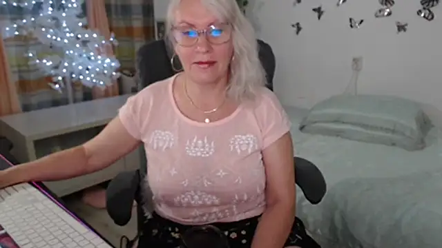 Ghertrude52 online show from June 19, 2026, 4:18 am