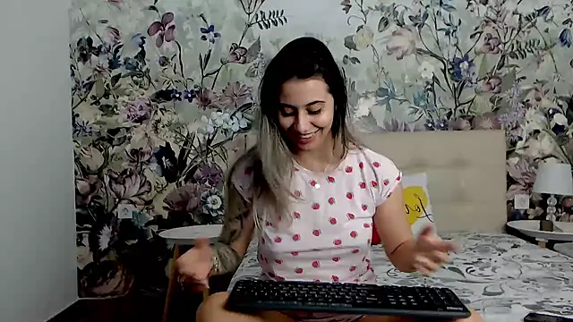 Snapshot of RoseDiamond06 chatting on October 24, 2025, 10:09 pm RoseDiamond06 online show from October 24, 2025, 10:09 pm