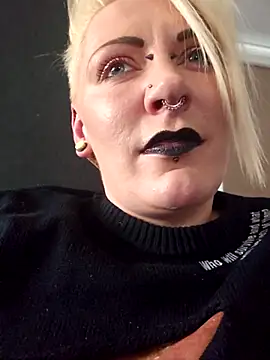 Snapshot of PinkTheHawk chatting on March 6, 2026, 1:22 am PinkTheHawk online show from March 6, 2026, 1:22 am