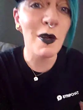 Snapshot of PinkTheHawk chatting on April 9, 2026, 2:57 am PinkTheHawk online show from April 9, 2026, 2:57 am