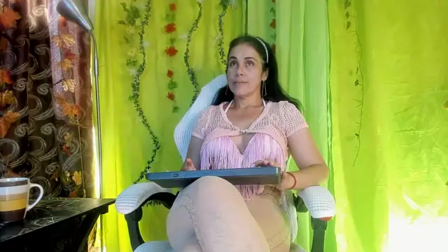 Snapshot of girasol_walton chatting on June 16, 2026, 1:55 pm girasol walton online show from June 16, 2026, 1:55 pm