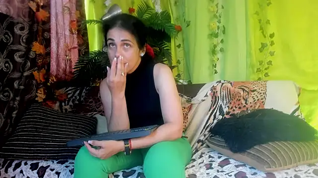 Snapshot of girasol_walton chatting on June 4, 2026, 4:00 pm girasol walton online show from June 4, 2026, 4:00 pm
