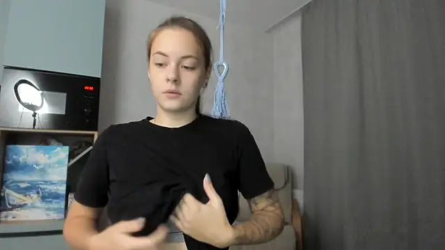 Snapshot of why_again_me chatting on October 16, 2025, 5:32 pm why again me online show from October 16, 2025, 5:32 pm