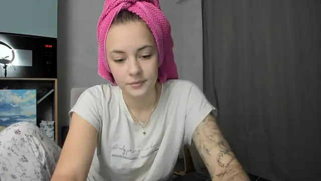 Snapshot of why_again_me chatting on December 5, 2025, 7:23 pm why again me online show from December 5, 2025, 7:23 pm