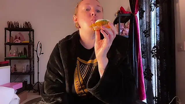 Snapshot of kisicaxx chatting on November 26, 2025, 3:23 pm kisicaxx online show from November 26, 2025, 3:23 pm