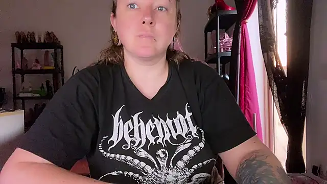 kisicaxx online show from June 27, 2026, 4:07 am