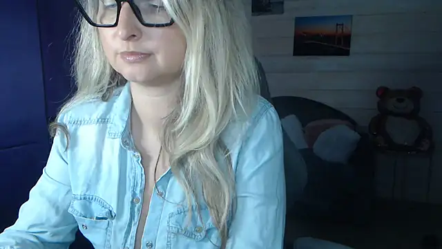 Snapshot of RubiLakros chatting on April 13, 2026, 2:32 pm RubiLakros online show from April 13, 2026, 2:32 pm