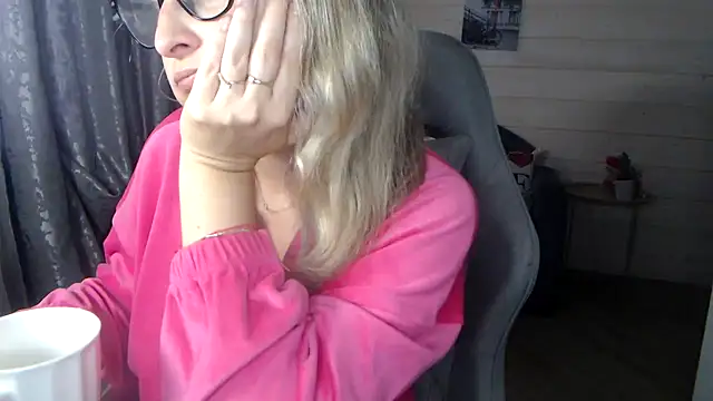 Snapshot of RubiLakros chatting on September 20, 2025, 11:04 am RubiLakros online show from September 20, 2025, 11:04 am