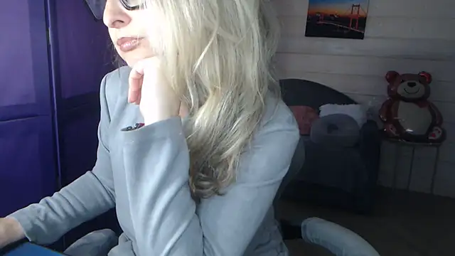 RubiLakros online show from April 27, 2026, 1:42 pm