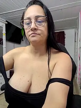 Snapshot of Ameliarizo chatting on May 14, 2026, 12:18 am Ameliarizo online show from May 14, 2026, 12:18 am