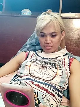 Snapshot of QueenSoreal chatting on July 9, 2026, 5:19 am QueenSoreal online show from July 9, 2026, 5:19 am