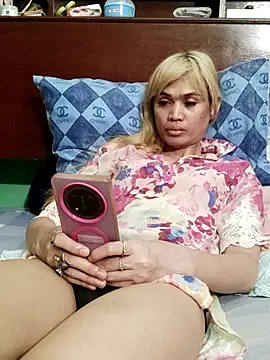 Snapshot of QueenSoreal chatting on July 12, 2026, 8:53 pm QueenSoreal online show from July 12, 2026, 8:53 pm