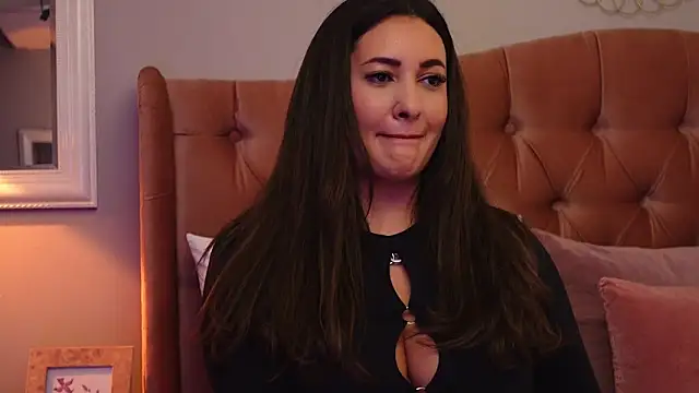 YaaraCollins online show from October 18, 2025, 6:54 pm