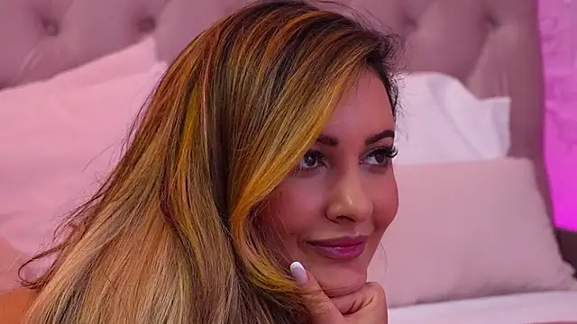 YaaraCollins online show from December 13, 2025, 8:04 pm