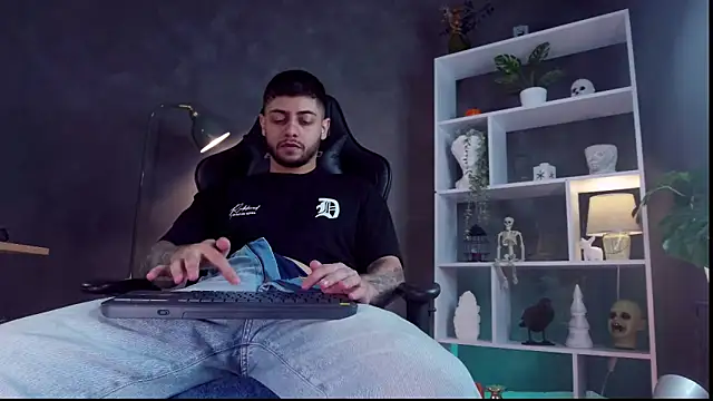 Snapshot of alessandro_duty chatting on October 18, 2025, 4:09 pm alessandro duty online show from October 18, 2025, 4:09 pm