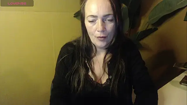 Snapshot of cloe85nl chatting on December 4, 2025, 9:52 am cloe85nl online show from December 4, 2025, 9:52 am