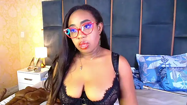 Snapshot of CaseyMoon chatting on November 19, 2025, 12:27 pm CaseyMoon online show from November 19, 2025, 12:27 pm