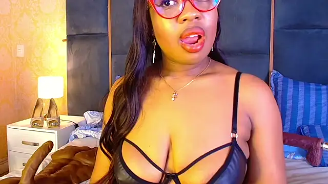 Snapshot of CaseyMoon chatting on December 5, 2025, 12:37 pm CaseyMoon online show from December 5, 2025, 12:37 pm