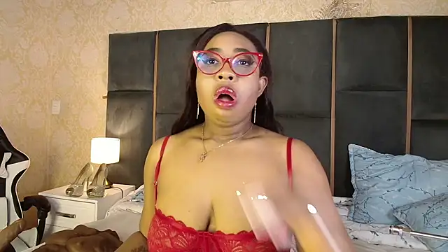 Snapshot of CaseyMoon chatting on November 25, 2025, 12:38 pm CaseyMoon online show from November 25, 2025, 12:38 pm