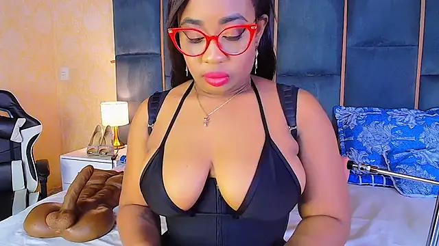 Snapshot of CaseyMoon chatting on October 19, 2025, 12:41 pm CaseyMoon online show from October 19, 2025, 12:41 pm