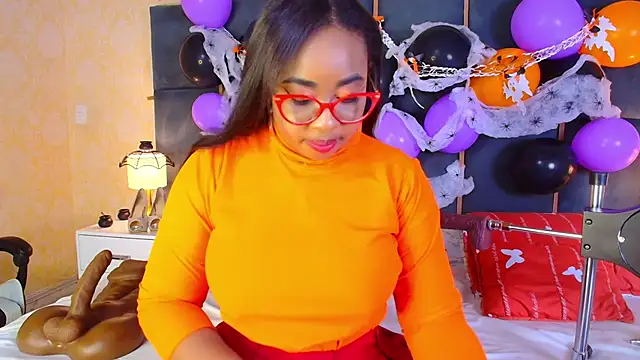 Snapshot of CaseyMoon chatting on October 27, 2025, 12:50 pm CaseyMoon online show from October 27, 2025, 12:50 pm