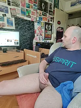 Snapshot of hardcap chatting on November 3, 2025, 8:29 am hardcap online show from November 3, 2025, 8:29 am