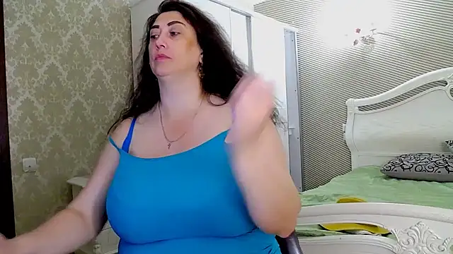 Snapshot of Evelyn_Shy chatting on July 24, 2026, 8:21 am Evelyn Shy online show from July 24, 2026, 8:21 am