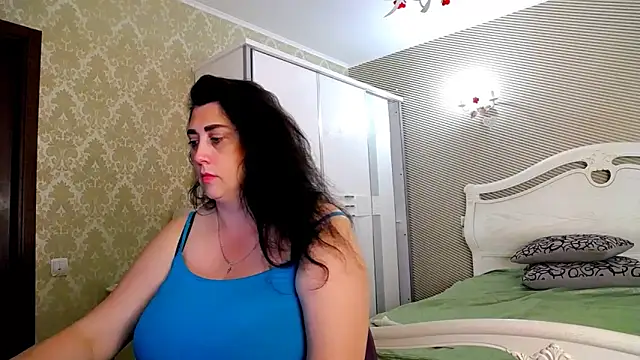 Snapshot of Evelyn_Shy chatting on June 18, 2026, 8:35 am Evelyn Shy online show from June 18, 2026, 8:35 am