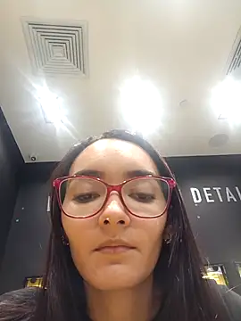 LinzyBaner online show from November 24, 2025, 8:42 pm