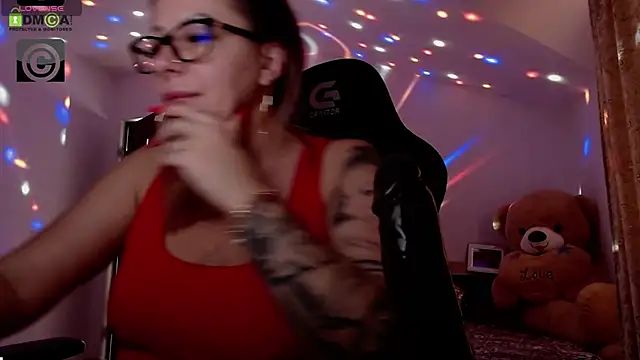 Snapshot of SonyaDevon chatting on October 13, 2025, 6:59 am SonyaDevon online show from October 13, 2025, 6:59 am