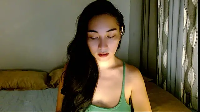 Snapshot of SweetLilly_18 chatting on April 12, 2026, 2:48 am SweetLilly 18 online show from April 12, 2026, 2:48 am
