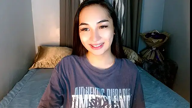 Snapshot of SweetLilly_18 chatting on April 18, 2026, 2:47 am SweetLilly 18 online show from April 18, 2026, 2:47 am