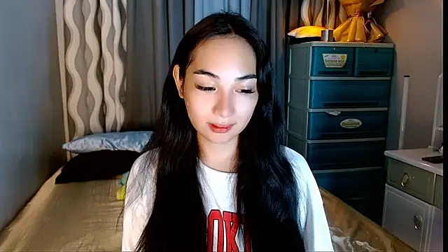 Snapshot of SweetLilly_18 chatting on May 23, 2026, 3:49 am SweetLilly 18 online show from May 23, 2026, 3:49 am