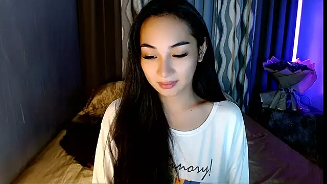 Snapshot of SweetLilly_18 chatting on May 6, 2026, 3:21 am SweetLilly 18 online show from May 6, 2026, 3:21 am