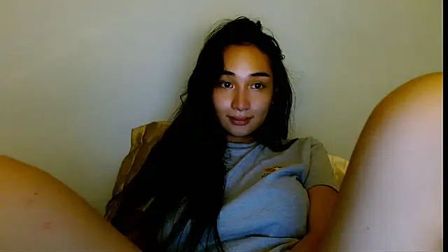 Snapshot of SweetLilly_18 chatting on April 12, 2026, 2:53 pm SweetLilly 18 online show from April 12, 2026, 2:53 pm