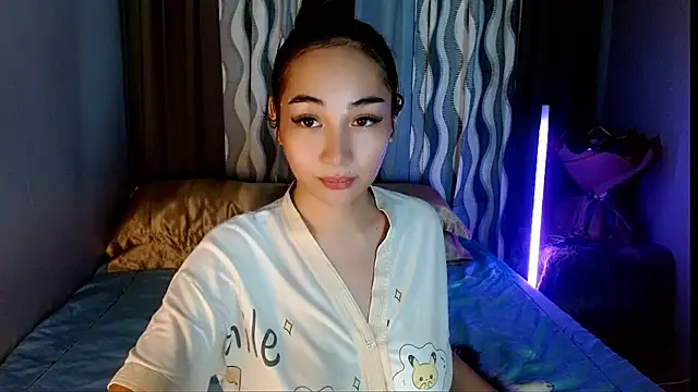 Snapshot of SweetLilly_18 chatting on April 24, 2026, 2:57 am SweetLilly 18 online show from April 24, 2026, 2:57 am