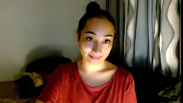 Snapshot of SweetLilly_18 chatting on March 25, 2026, 4:34 am SweetLilly 18 online show from March 25, 2026, 4:34 am